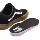 Zapatillas Vans Old Skool Pro Skate color negro con la clásica banda lateral blanca y suela marrón.