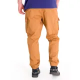 Pantalon cargo de corte holgado color marrón, con cintura elástica, bolsillos laterales tipo cargo y puños elásticos en los tobillos.
