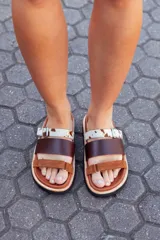 Sandalias bajas de cuero marrón con tres tiras: una de cuero marrón, una de cuero liso color visón y una de cuero con estampado animal print.