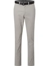 Pantalón chino de sarga elástica, color gris claro, de corte slim y talle medio. Incluye un cinturón negro con hebilla en forma de D.