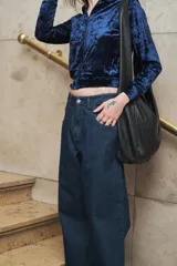 Pantalón de jean gris oscuro, corte amplio y tiro alto.