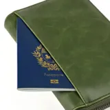 Portapasaporte de cuero genuino con acabado texturizado y cierre perimetral. Cuenta con tecnología de protección anticlonación, capacidad para dos pasaportes, seis tarjetas, efectivo y documentos de viaje.