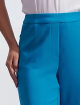 Pantalón de vestir color celeste, de corte recto y largo tobillero. Confeccionado en gabardina elastizada. Marca Zac & Rachel.