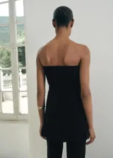 Top strapless de punto fino, con diseño recto y corte largo a la cadera.