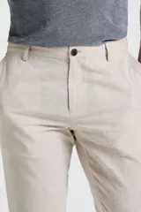 Pantalón de lino slim color beige, de corte recto y elegante, con bolsillos laterales y traseros.
