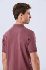 Remera polo de piqué de algodón color azul, de manga corta, con cuello camisero, cierre frontal de dos botones y pequeño logo bordado en el pecho.