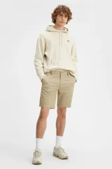 Bermuda color beige de corte chino, con tiro medio y calce recto.