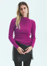 Polera tejida violeta de cuello alto y manga larga, corte ajustado.