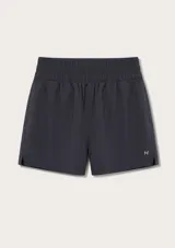 Short deportivo tipo runner de tiro alto con cintura elástica ancha y aberturas laterales en el ruedo.