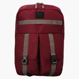 Mochila urbana Merrell de color bordó, confeccionada en poliéster canvas. Cuenta con un compartimento principal con cierre, un bolsillo frontal con dos correas ajustables con hebillas y una cinta horizontal decorativa. Incluye logo de la marca en la parte superior.