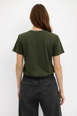 Remera de algodón color verde militar, con cuello redondo, manga corta y estampado frontal con la frase 'NOT YOUR GIRL JUST YOUR TYPE' en color blanco.