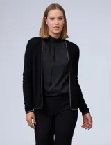 Cardigan tejido negro con ribete de cadena dorada.