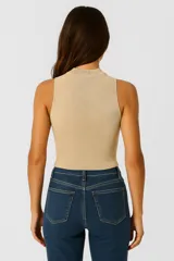 Top blanco de viscosa con cuello alto y corte entallado.