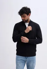Campera de tejido liviano de punto, color negro, con cierre frontal, cuello alto, mangas largas y puños ajustados, con detalle de logo bordado en el pecho.