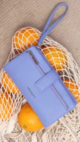 Billetera Lincoln's de mujer en color negro, confeccionada en símil cuero con textura granulada. Presenta un diseño rectangular con cierre de broche, bolsillo frontal con cierre metálico, correa de mano extraíble y logo de la marca grabado en el frente.