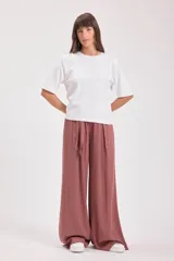 T-shirt negra de manga corta, cuello redondo y corte holgado.