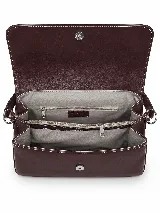 Cartera de hombro de cuero vacuno en tono marrón, con solapa frontal y base con textura símil cocodrilo, pespuntes blancos y correa regulable.