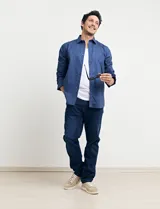 Camisa celeste de manga larga con cuello button-down, confeccionada en tejido rústico de algodón y lino.