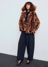 Abrigo corto de piel sintética con estampado de leopardo, cuello de solapa, cierre frontal de botones y bolsillos laterales.