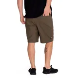 Short de gabardina color verde oliva, con cierre de cremallera y botón, bolsillos laterales y traseros, y etiqueta de marca en el bolsillo posterior.