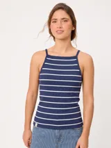 Top de tirantes con cuello halter y diseño a rayas horizontales en azul marino y blanco.