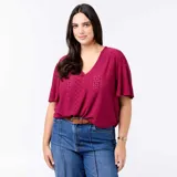 Camiseta de manga corta color rojo bordó con escote en V y diseño de tejido calado con perforaciones geométricas.