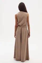 Pantalón palazzo color marrón claro, de tiro alto y confeccionado en lino.