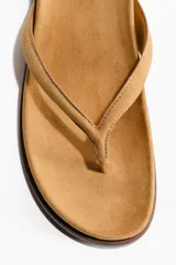 Chancletas de H&M de color marrón tostado, con tiras finas en forma de Y y plantilla preformada ergonómica.