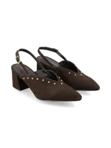 Stiletto destalonado de fiesta confeccionado en nobuck color marrón, con punta fina, taco cuadrado y tachas metálicas decorativas a lo largo del escote. Posee tira ajustable en el talón.