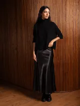 Poleron negro de tejido de punto con cuello alto doble y mangas 3/4 con puños acanalados.