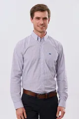 Camisa de manga larga con diseño a cuadros en tonos azul, blanco y rojo, cuello camisero abotonado, bolsillo en el pecho con logo bordado y cierre frontal con botones.