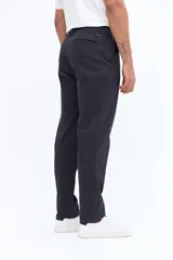 Pantalón chino clásico de hombre, color verde militar, con corte regular, pasacinto y confeccionado en algodón con elastano.