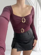 Body manga larga color borra de vino con escote cuadrado y dos hebillas doradas decorativas.