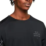 Remera de running Nike Dri-FIT Run Division Rise 365 para hombre, color azul marino con estampado reflectante en el hombro y logo de la línea Run Division en el pecho.