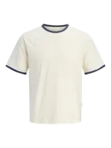 Remera de manga corta color blanco off-white, con detalles en color azul oscuro en el cuello redondo y en los bordes de las mangas.