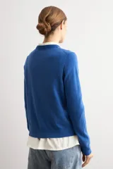 Sweater clásico de punto color beige, de cuello redondo y manga larga con diseño ajustado.