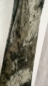 Vestido midi de tirantes finos con estampado abstracto en tonos marrones y verdes. Incluye un body debajo.