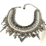 Collar plateado de múltiples hilos con cuentas de perlas de río, cuentas facetadas transparentes y cuentas facetadas azul marino. Incluye dijes colgantes con forma de corazón, cruz, espada, candado y estrella.