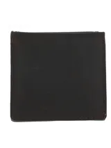 Billetera unisex de cuero marrón oscuro, con cierre de solapa y costuras a tono.