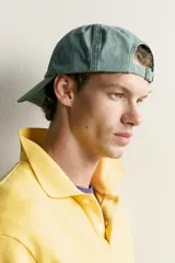 Gorra de seis paneles confeccionada en tejido de algodón con efecto suavemente lavado y visera curva, cuenta con ajuste en la parte posterior.
