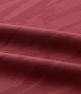 Remera deportiva de hombre con tecnología Dry, cuello redondo y mangas cortas. Presenta un diseño con estampa sutil tipo heat print y detalles de líneas en los hombros.