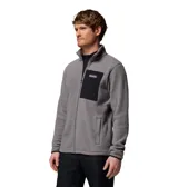 Campera polar de textura suave y cálida, con cierre frontal completo y cuello alto. Presenta un bolsillo en el pecho con cierre y revestimiento de contraste, además de bolsillos laterales. El diseño incluye puños y dobladillo con ribete elástico para mayor protección.