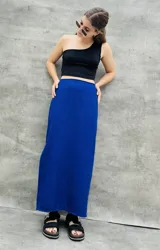 Pollera larga azul de corte recto.