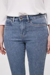 Pantalon jean de corte skinny y tiro alto, con diseño clásico de cinco bolsillos y cierre frontal con botón y cremallera.