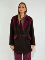 Tapado gris con detalles en pana negra en cuello, solapas, hombros y bolsillos.