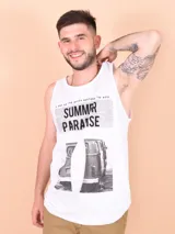 Musculosa blanca con estampa gráfica frontal que incluye texto y una imagen en blanco y negro de una camioneta con una tabla de surf.