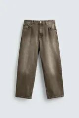 Jeans de corte holgado y amplio en toda la pierna, tiro medio. Tejido rígido color marrón con efecto lavado. Cuenta con cinco bolsillos y cierre frontal con cremallera y botón.