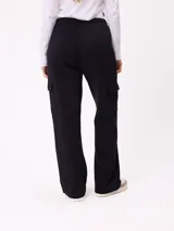 Pantalon de jogging de corte recto color gris melange, con cintura elastizada con cordón de ajuste y bolsillos laterales tipo cargo con solapa.