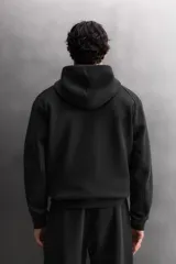 Sudadera con capucha de entrenamiento, confeccionada en tejido técnico de algodón con efecto neopreno. Presenta cierre frontal de cremallera, cuello subido, bolsillos laterales y un bolsillo en el pecho, todos con cierre de cremallera y acabado termofijado.