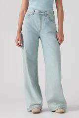 Pantalón de jean estilo baggy carpenter en color celeste claro, con corte ancho y bolsillos utilitarios.